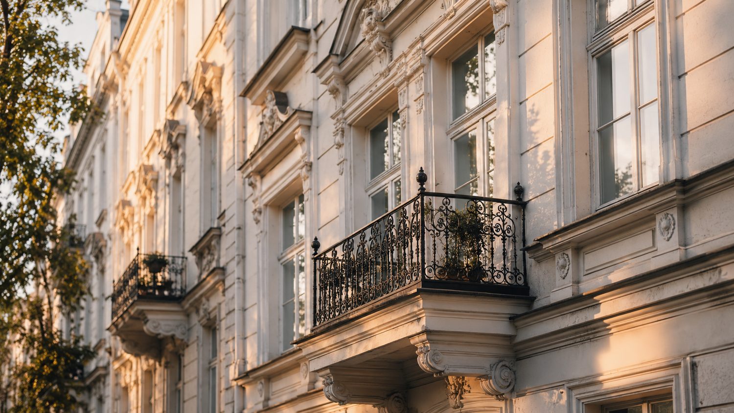 Elegante Berliner Altbau-Fassade im Abendlicht