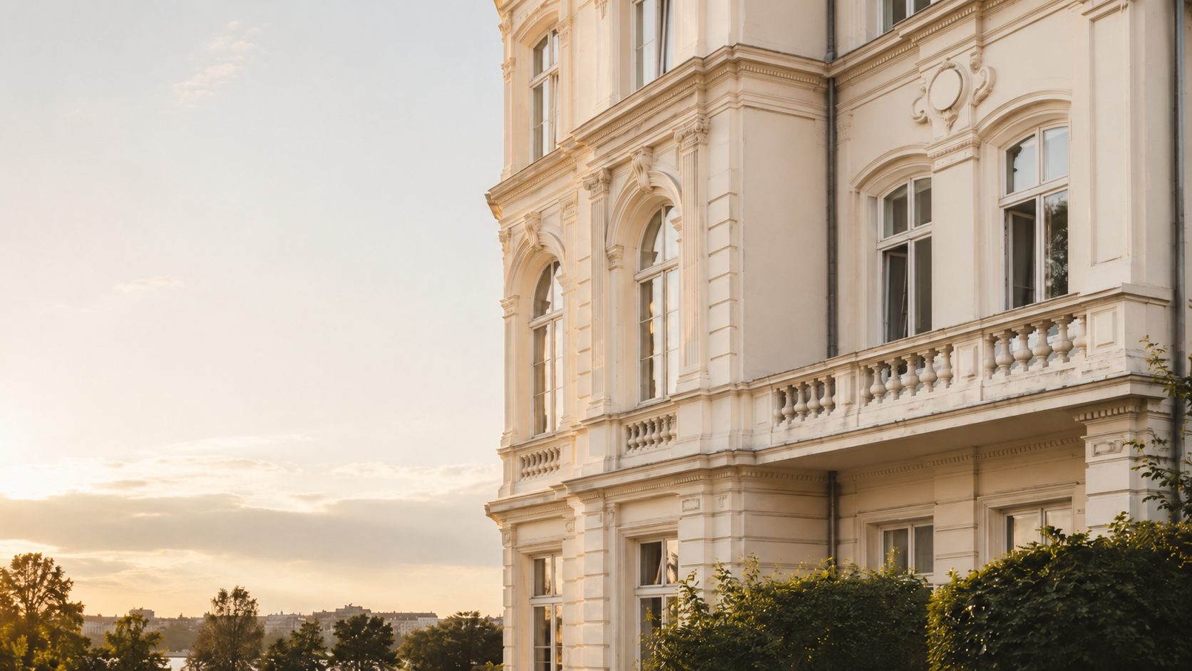 Elegante Hamburger Altbau-Fassade an der Alster im Abendlicht